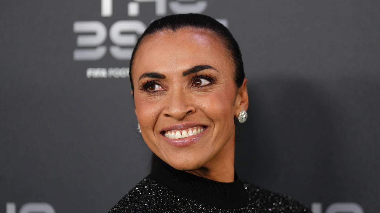 Marta, Fußballspielerin aus Brasilien, lächelt am 15. Januar 2024 bei ihrer Ankunft zu den Best Fifa Football Awards im Eventim Apollo.