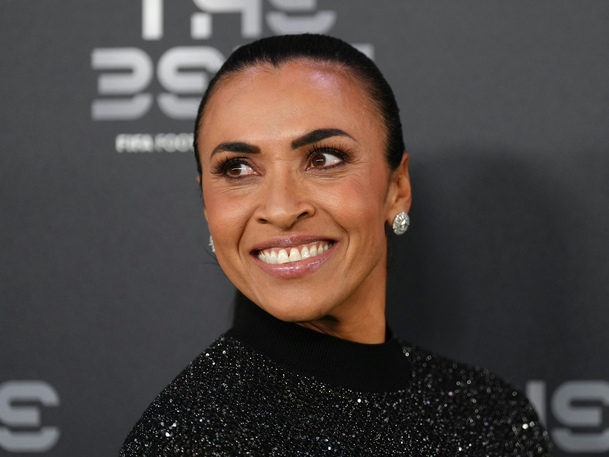 Marta, Fußballspielerin aus Brasilien, lächelt am 15. Januar 2024 bei ihrer Ankunft zu den Best Fifa Football Awards im Eventim Apollo.