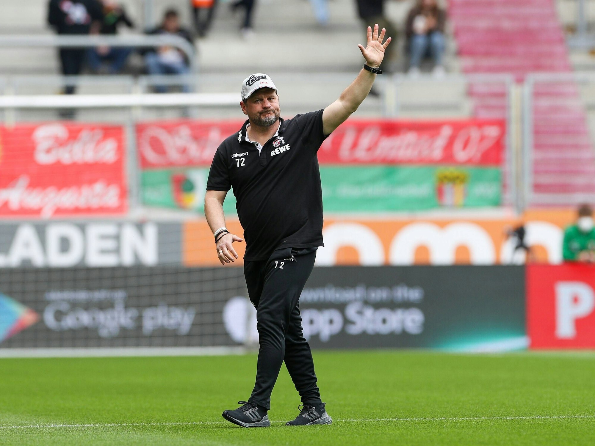 Der ehemalige FC-Trainer Steffen Baumgart verabschiedete sich nach dem Spiel gegen Augsburg (30. April 2022) von den mitgereisten Köln-Fans.