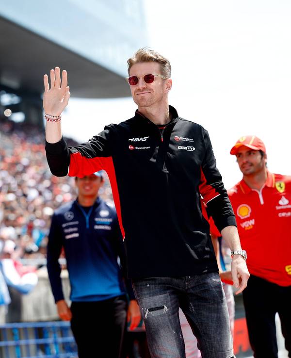 Nico Hülkenberg winkt den Fans
