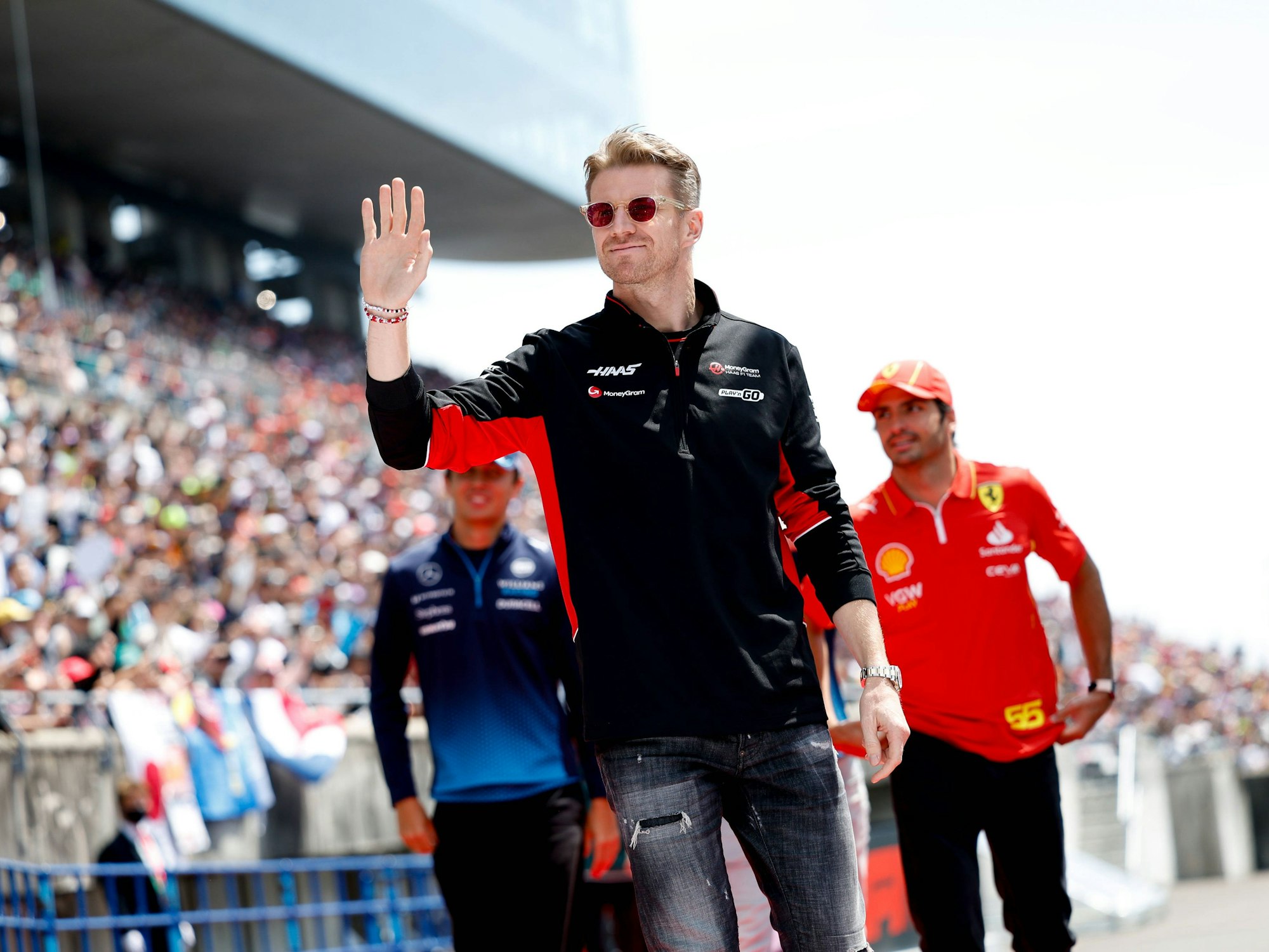 Nico Hülkenberg winkt den Fans