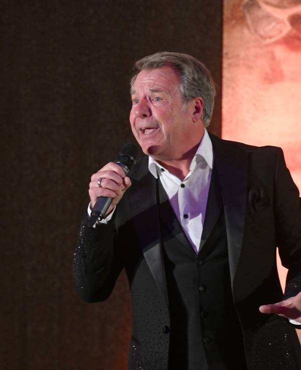 Patrick Lindner, Sänger, tritt beim Charity-Dinner „Gemeinsam für Kinder“ im Hotel „Kempinski Vier Jahreszeiten“ auf.