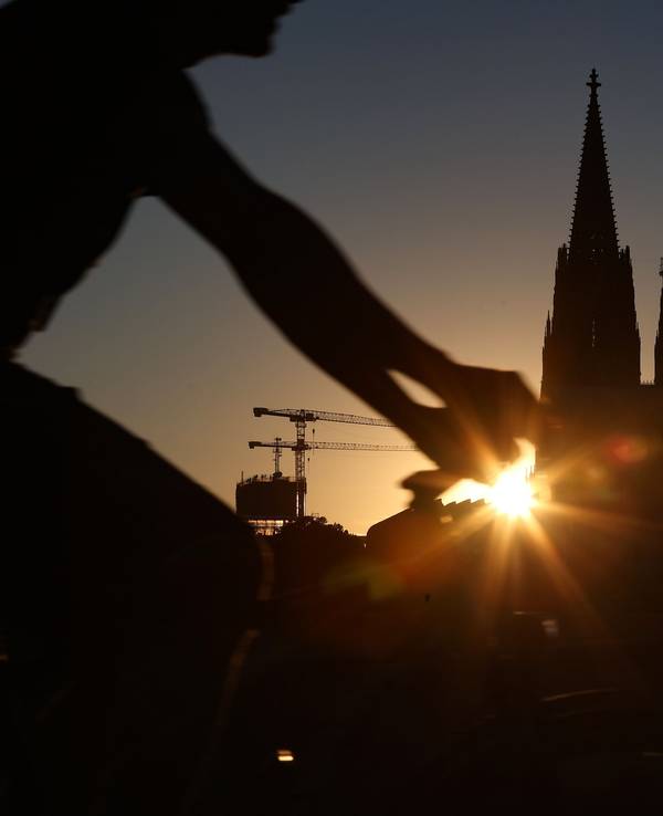 Das Köln-Panorama - die Sonne geht hinter dem Kölner Dom unter.