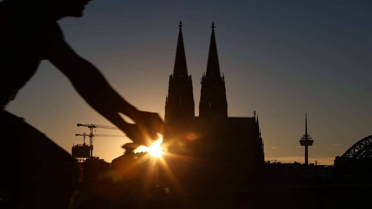 Das Köln-Panorama - die Sonne geht hinter dem Kölner Dom unter.