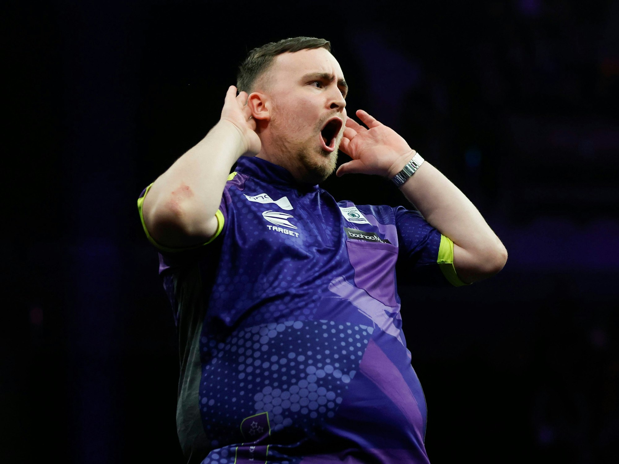 Luke Littler feiert einen Wurf.