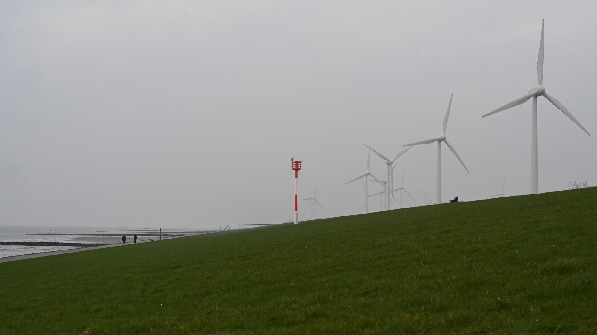 Blick auf den Windpark Rysumer Nacken: Elf Menschen wurden bei einem Gasaustritt an einem Deich verletzt.