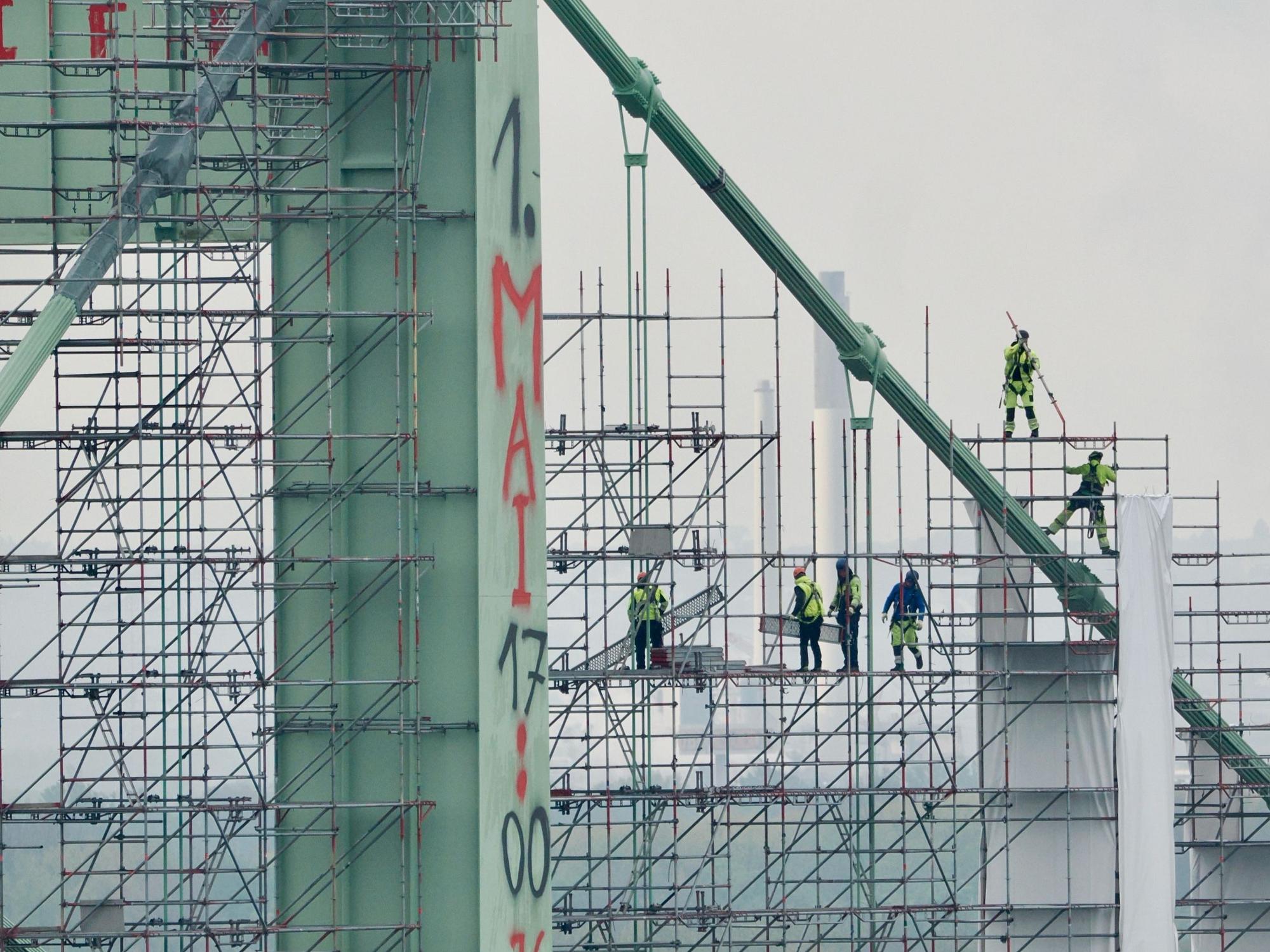 An der Rodenkirchener Brücke wurde ein riesiger Hinweis angebracht – vermutlich geht es um einen Demo-Aufruf am 1. Mai.