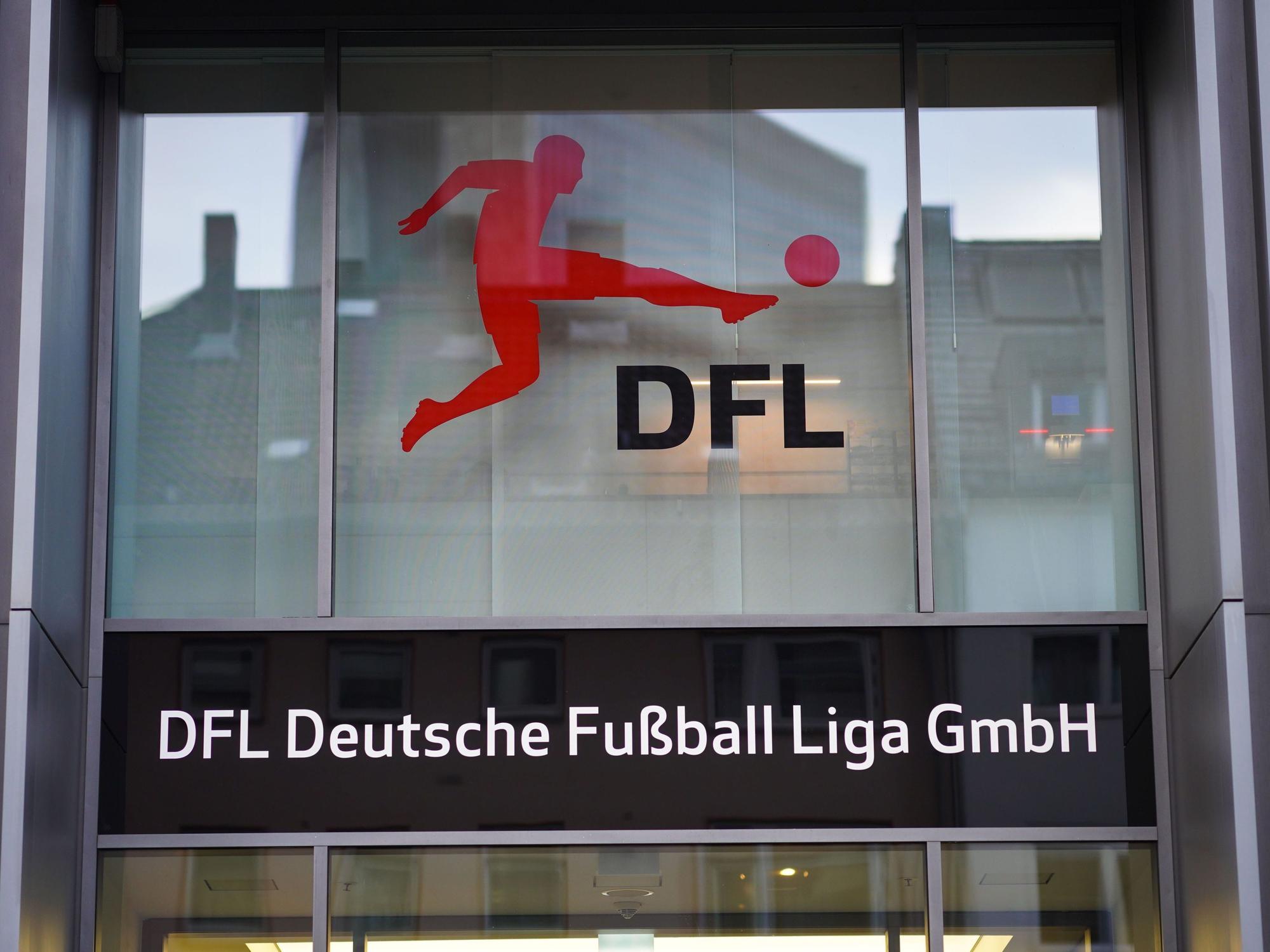 Das Logo der Deutschen Fußball Liga GmbH (DFL) am Eingang der DFL-Zentrale in Frankfurt/Main.