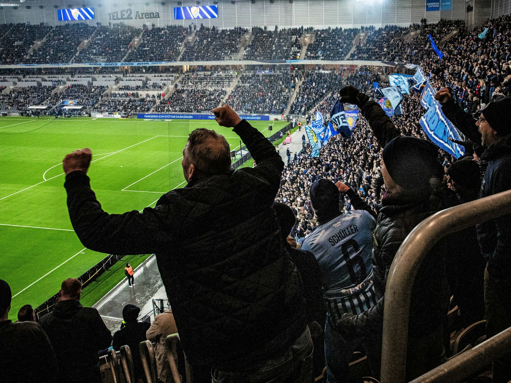 Fans freuen sich beim Spiel von Djurgardens gegen Malmö FF.