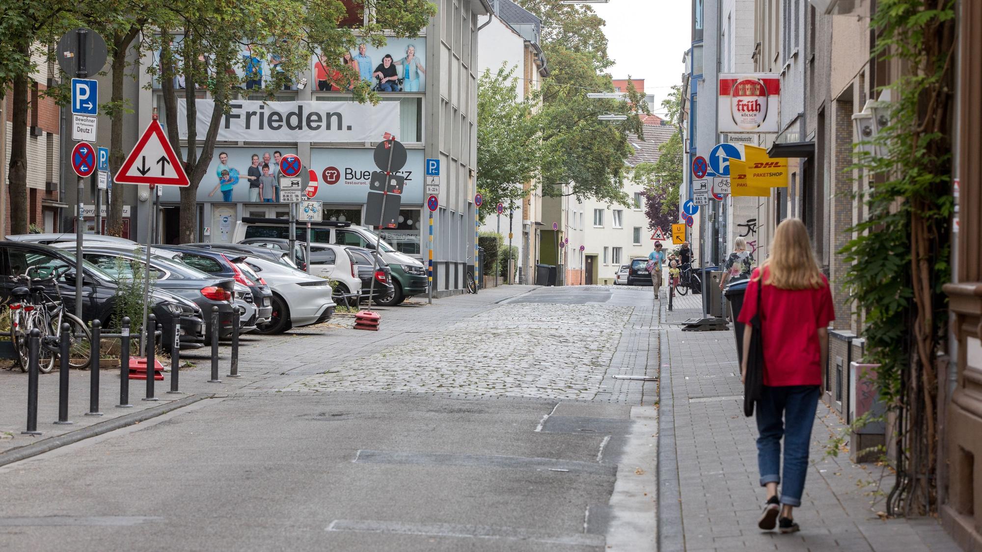 Autos stehen in einer Reihe geparkt in der Tempelstraße in Köln.
