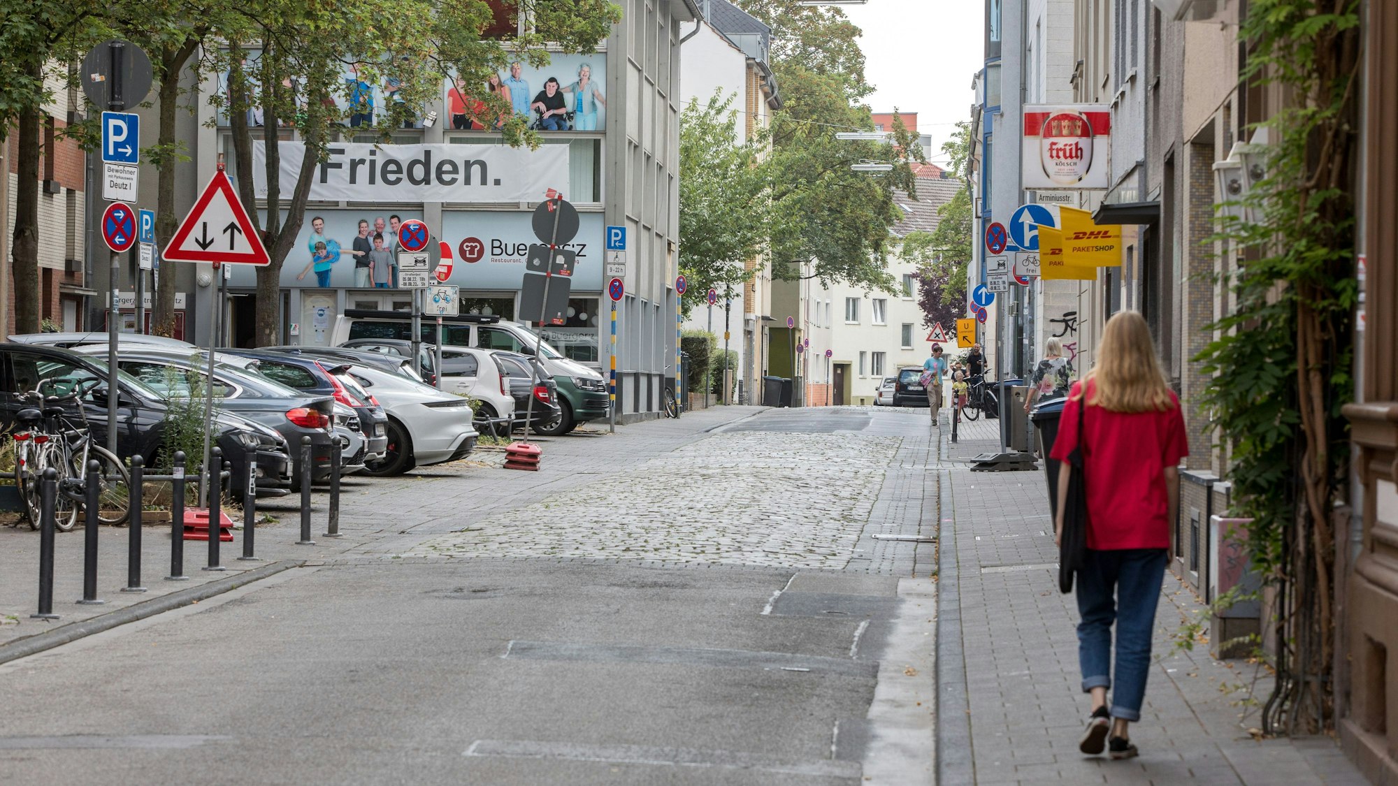 Autos stehen in einer Reihe geparkt in der Tempelstraße in Köln.