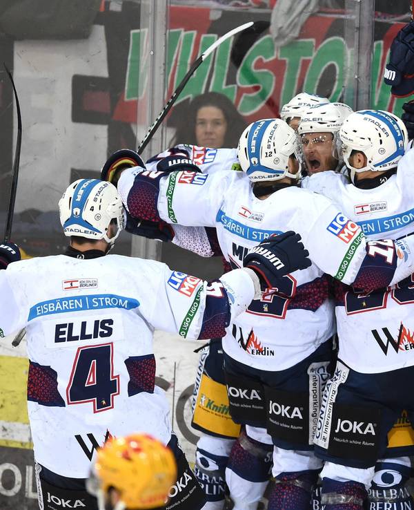 Berlins Spieler jubeln über den Treffer zum 2:0.