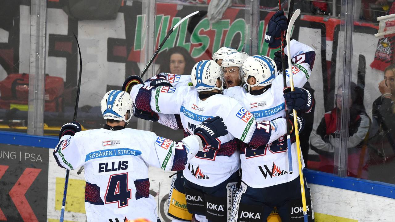 Berlins Spieler jubeln über den Treffer zum 2:0.