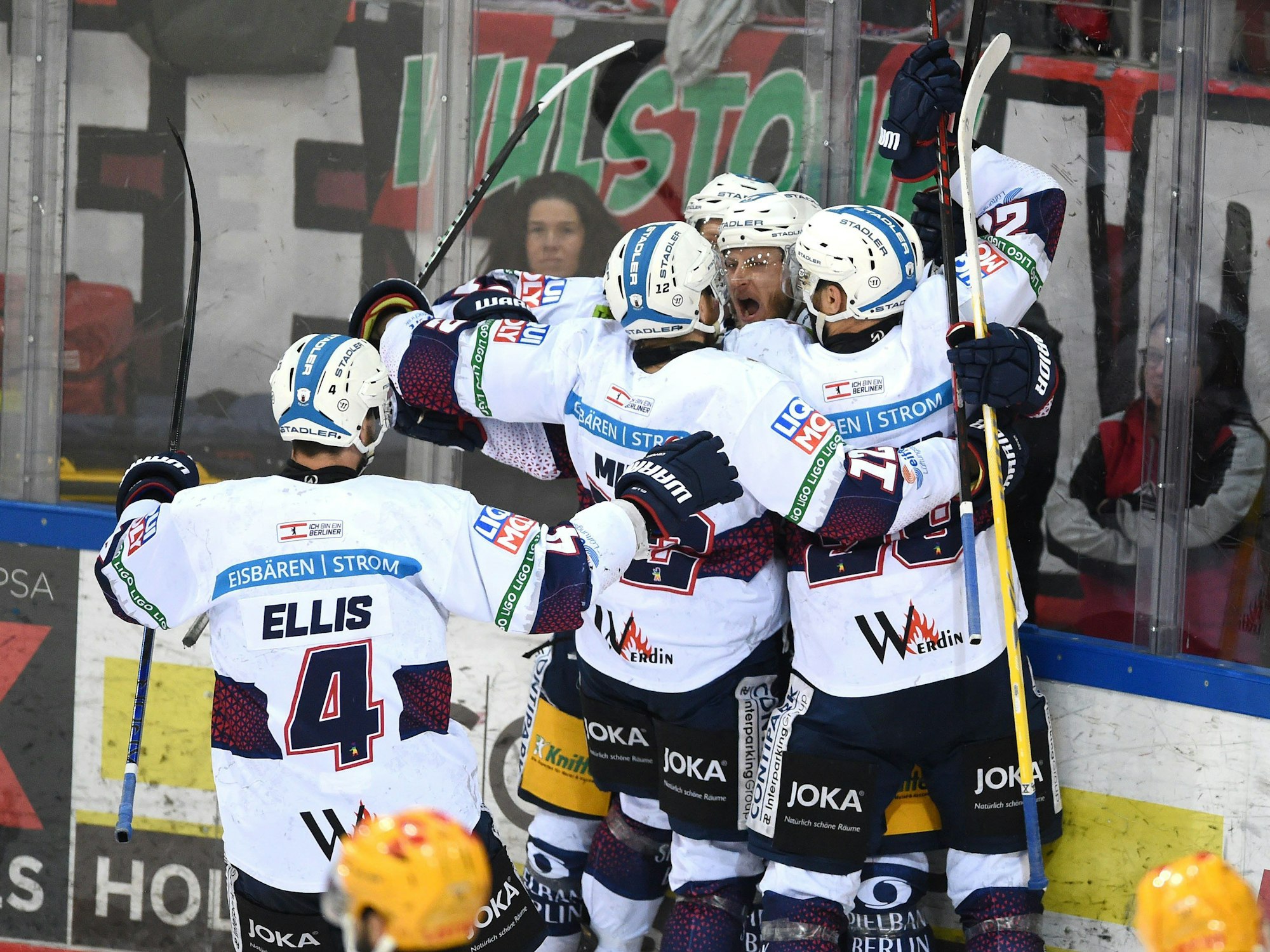 Berlins Spieler jubeln über den Treffer zum 2:0.