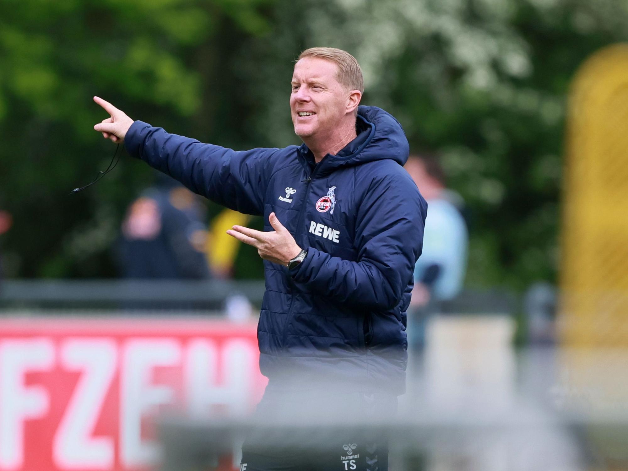 Timo Schultz gibt Anweisungen beim Training.