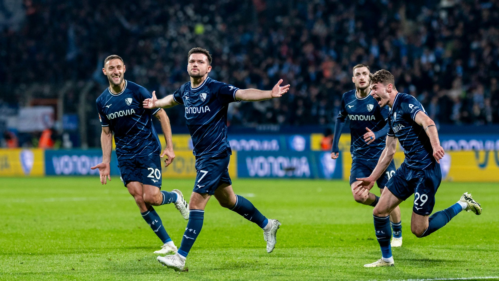 Bochums Spieler Ivan Ordets (l-r), Torschütze Kevin Stöger, Matus Bero und Moritz Broschinski jubeln nach dem Tor zum 1:0.