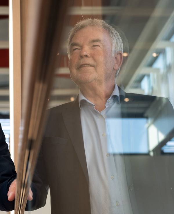 Der frühere Sportreporter Manfred „Manni“ Breuckmann spiegelt sich im Landgericht im gläsernen Geländer.