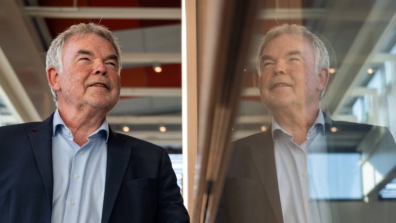 Der frühere Sportreporter Manfred „Manni“ Breuckmann spiegelt sich im Landgericht im gläsernen Geländer.
