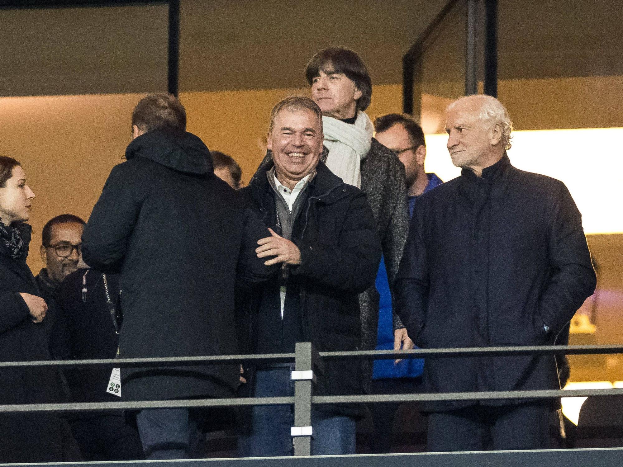 Andreas Rettig steht auf der Tribüne neben Rudi Völler, dahinter Joachim Löw.