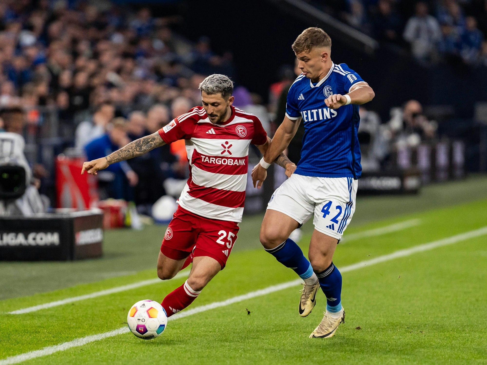 Matthias Zimmermann im Zweikampf mit Keke Topp.