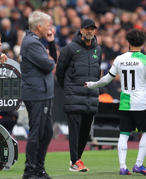 Liverpool-Trainer Jürgen Klopp und sein Spieler Mohamed Salah streiten sich am Spielfeldrand kurz vor Salahs Einwechslung.