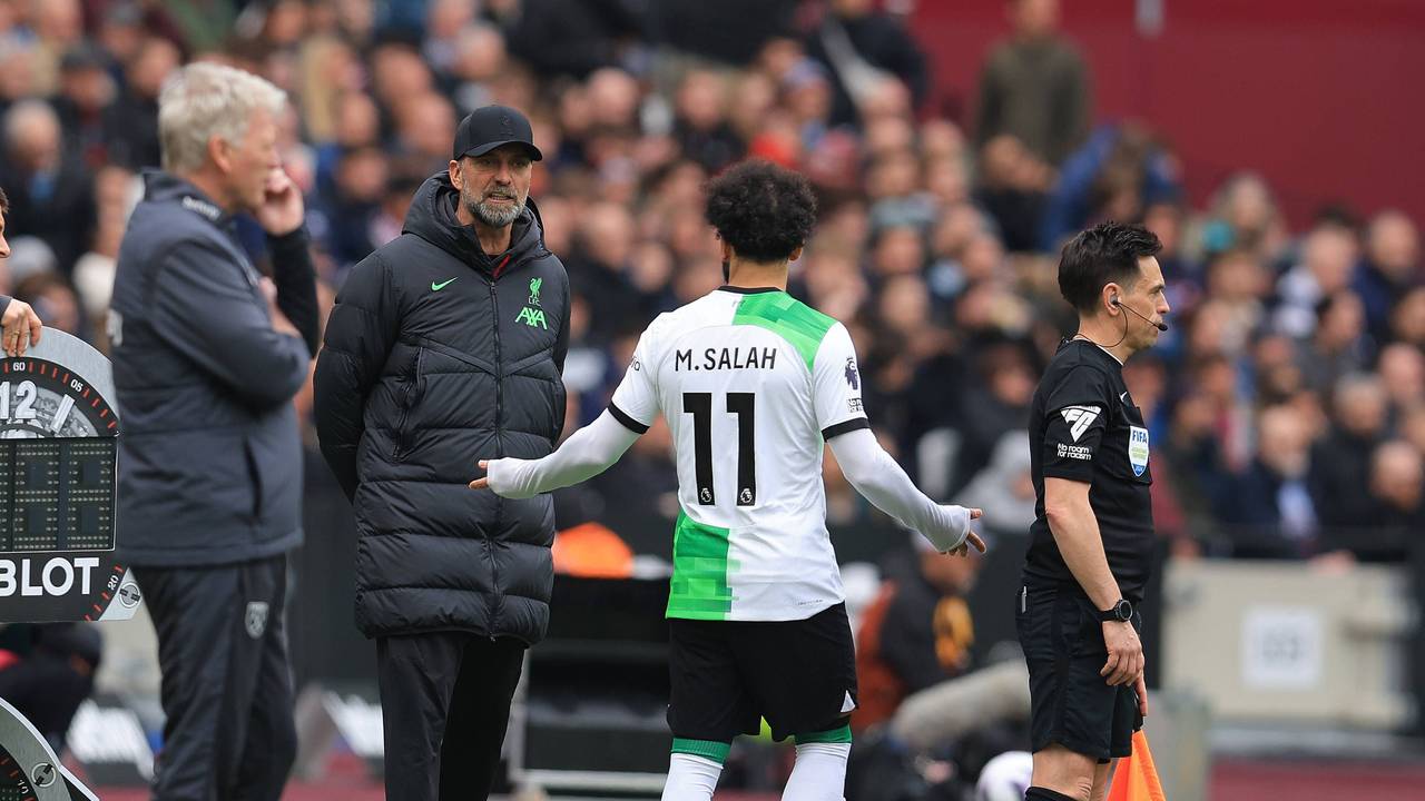 Liverpool-Trainer Jürgen Klopp und sein Spieler Mohamed Salah streiten sich am Spielfeldrand kurz vor Salahs Einwechslung.