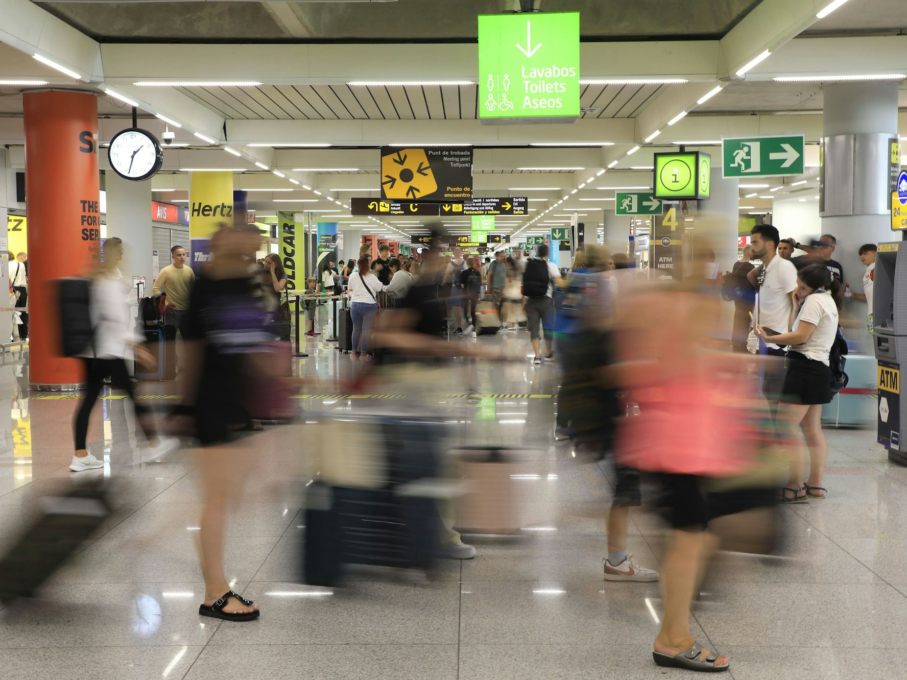 Reisende gehen am Flughafen von Mallorca durch eine Halle, hier im Juli 2023.