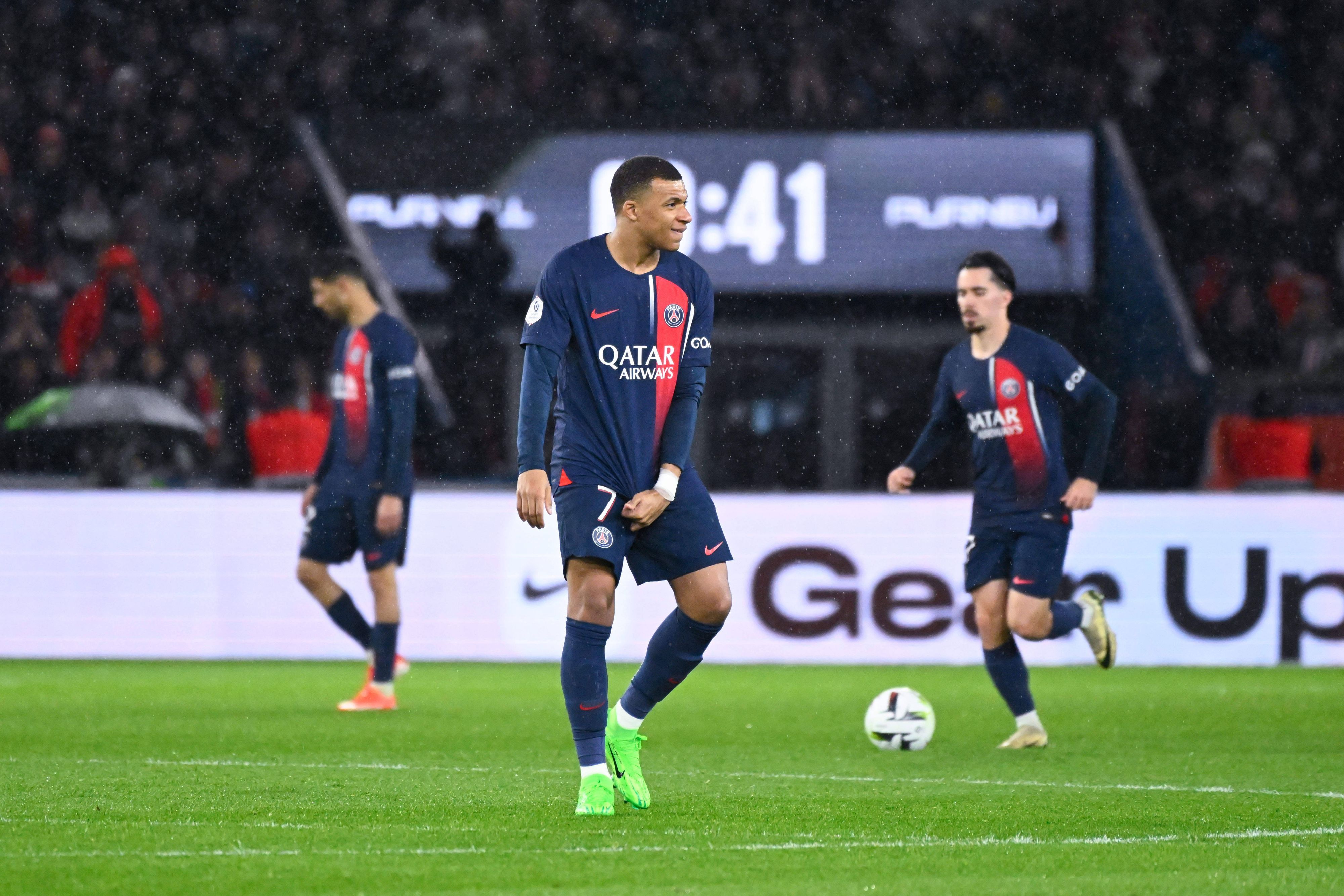 Kylian Mbappé von Paris enttäuscht nach einem Gegentor gegen Le Havre. Im Hintergrund seine Teamkollegen Vitinha und Achraf Hakimi.