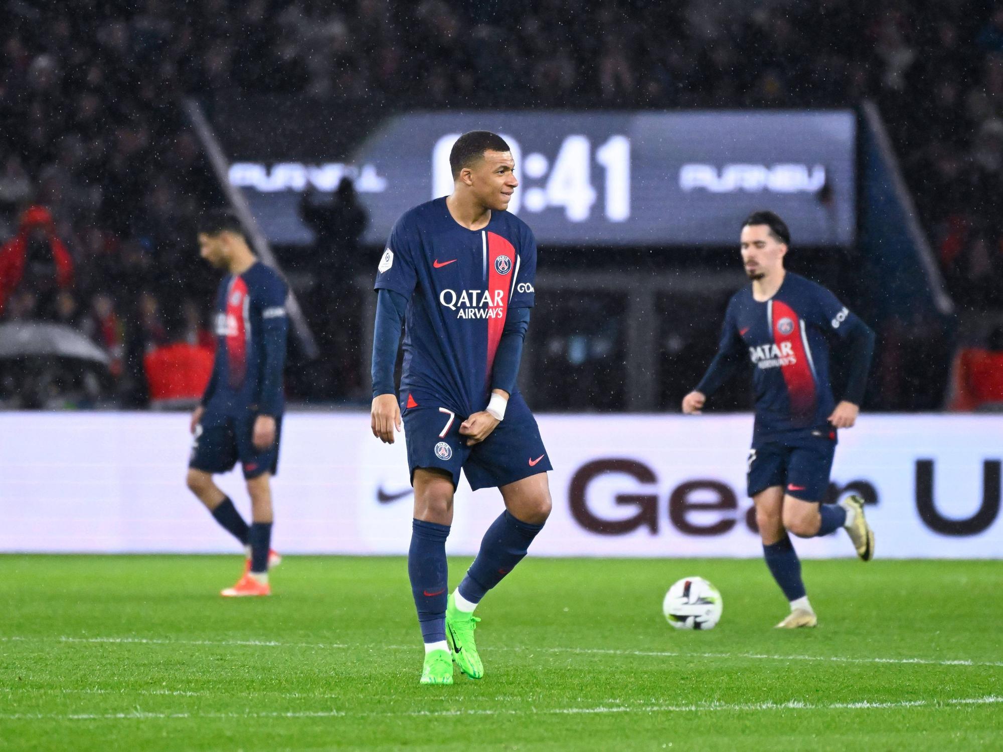 Kylian Mbappé von Paris enttäuscht nach einem Gegentor gegen Le Havre. Im Hintergrund seine Teamkollegen Vitinha und Achraf Hakimi.