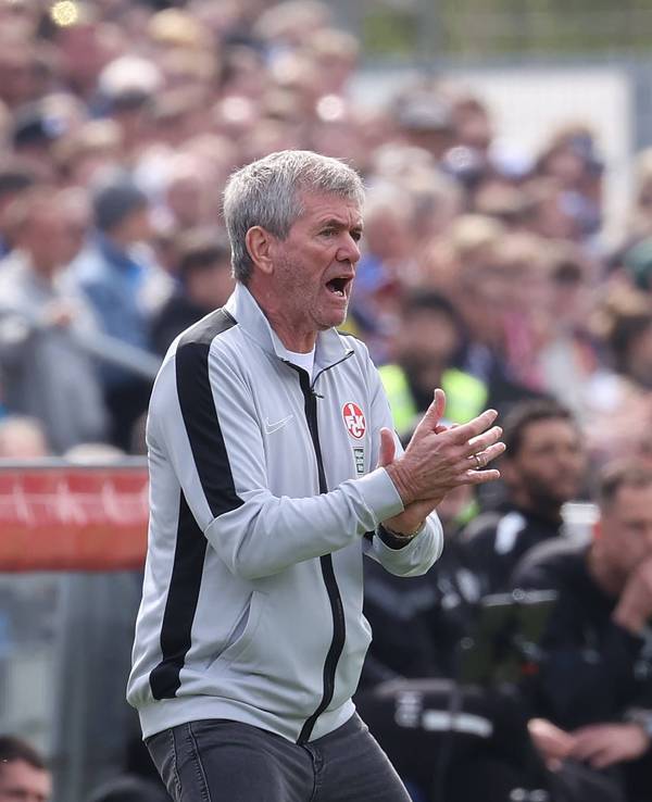 Kaiserslauterns Trainer Friedhelm Funkel klatscht am Spielfeldrand in die Hände.