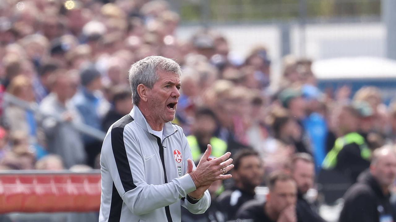 Kaiserslauterns Trainer Friedhelm Funkel klatscht am Spielfeldrand in die Hände.