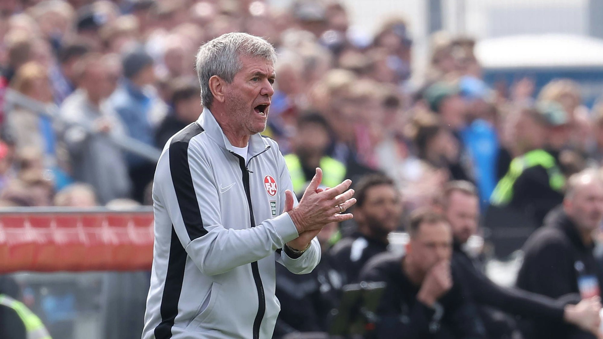 Kaiserslauterns Trainer Friedhelm Funkel klatscht am Spielfeldrand in die Hände.