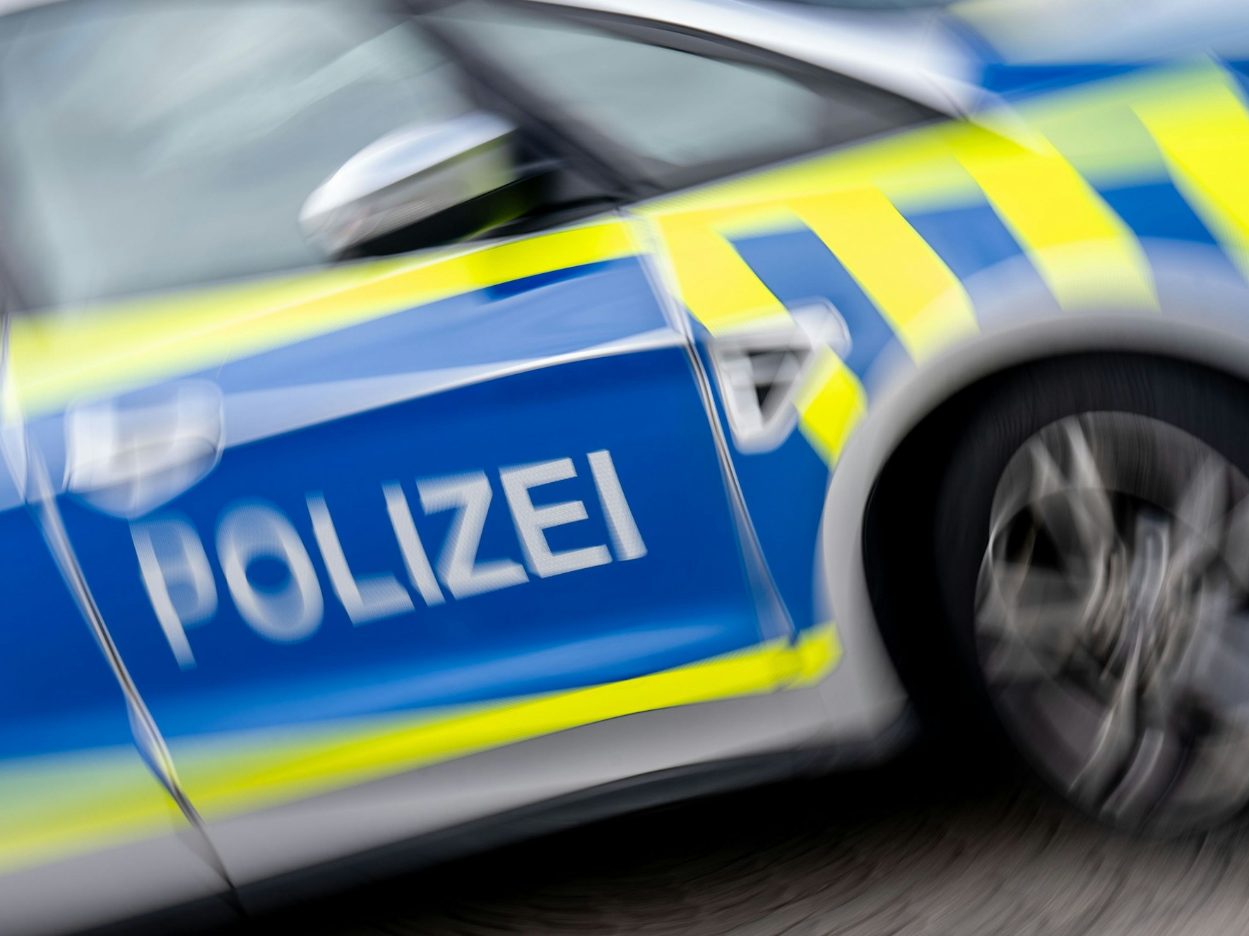 Ein Polizeifahrzeug steht auf dem LKW-Parkplatz Plötzetal an der A14, hier im Februar 2024 (Symbolbild).