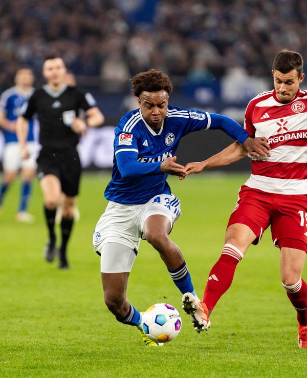 Assan Ouedraogo im Zweikampf mit Tim Oberdorf.