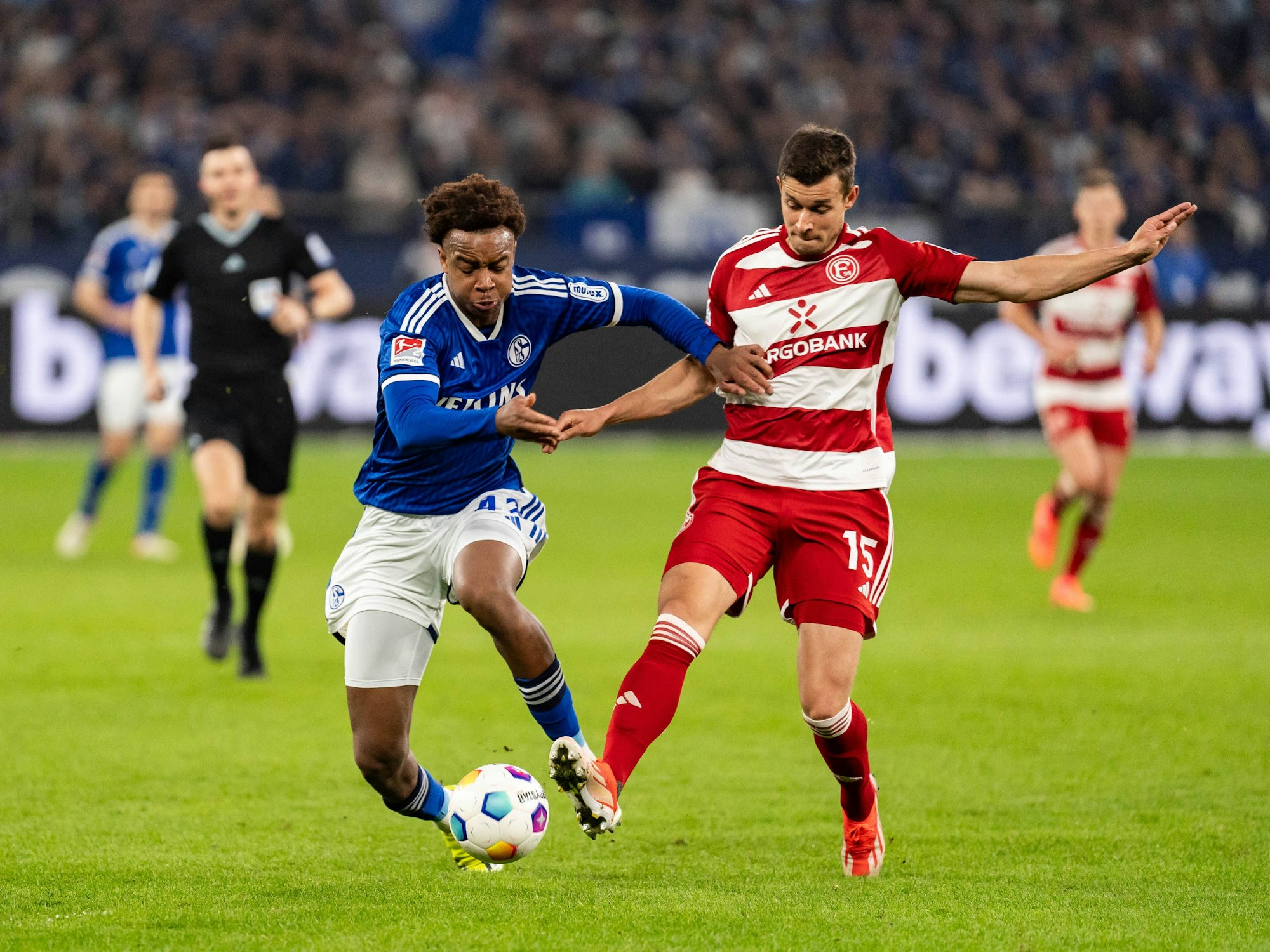 Assan Ouedraogo im Zweikampf mit Tim Oberdorf.