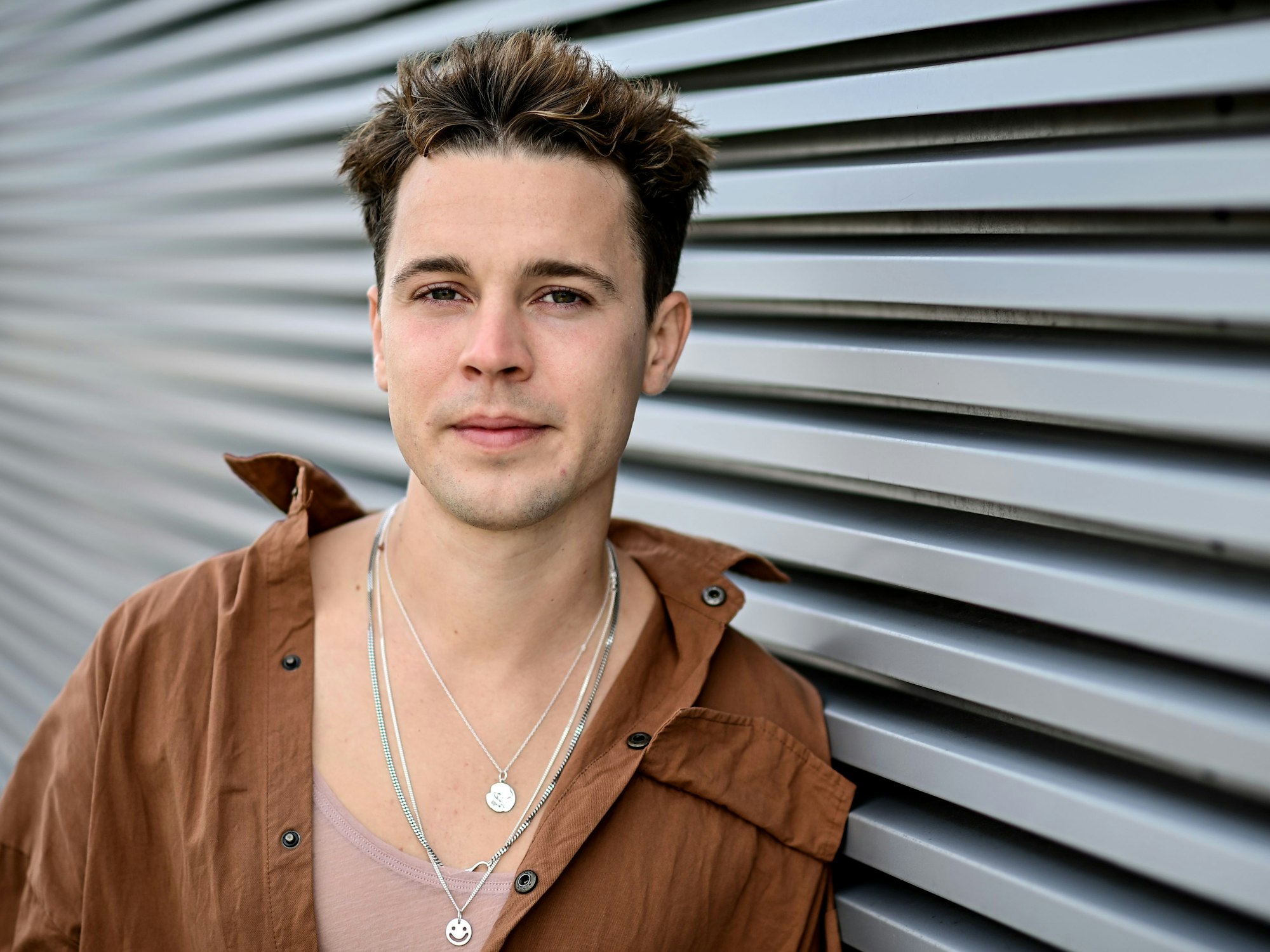 Felix Jaehn, Musiker, Produzent und DJ, steht am Rande eines dpa-Interviews auf dem Dach des Universal-Gebäudes an der Spree, hier im September 2021.