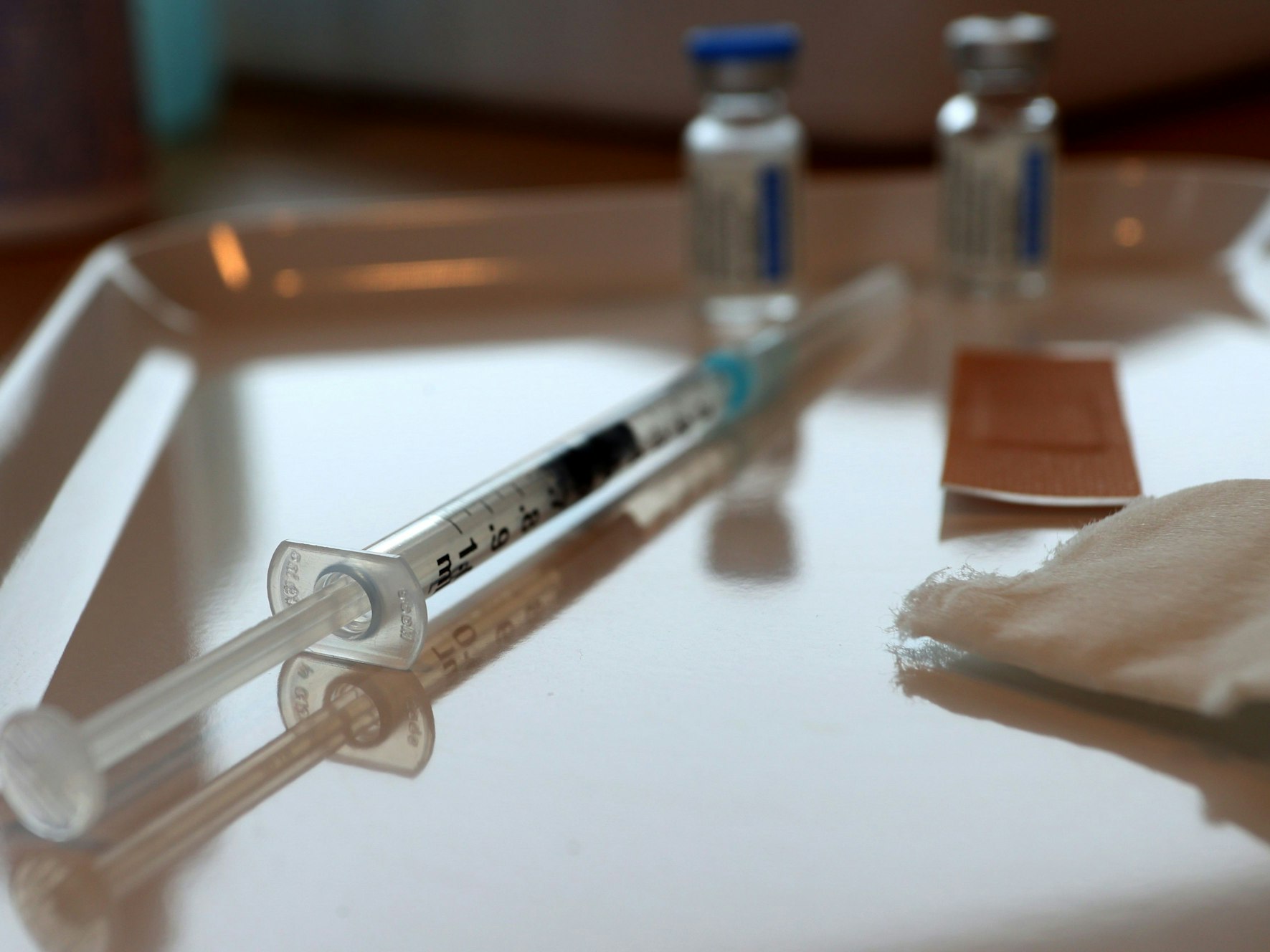 Eine aufgezogene Spritze liegt auf der 1800 Meter hoch gelegenen Bergstation des Jenner auf einem Tisch, hier im Juli 2021 in Schönau Am Königsee.