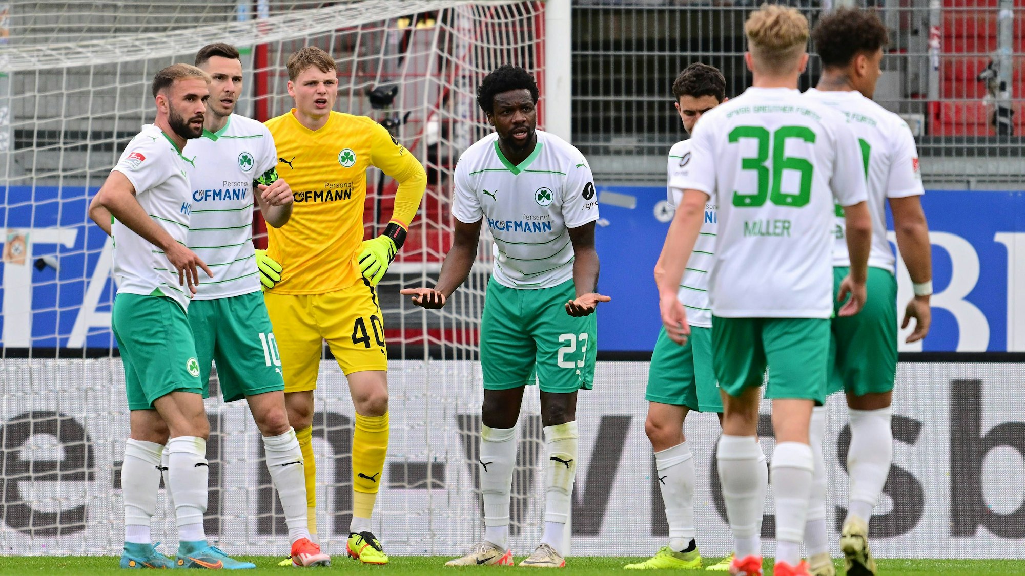 Die Spieler von Greuther Fürth sind dabei, sich zu einem Kreis zu versammeln.