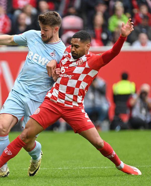 FC-Profi Jan Thielmann im Spiel gegen den 1. FSV Mainz 05 am Sonntag (28. April 2024) im Zweikampf mit Phillipp Mwene.