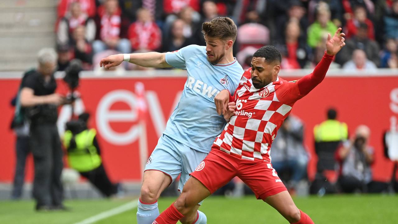 FC-Profi Jan Thielmann im Spiel gegen den 1. FSV Mainz 05 am Sonntag (28. April 2024) im Zweikampf mit Phillipp Mwene.