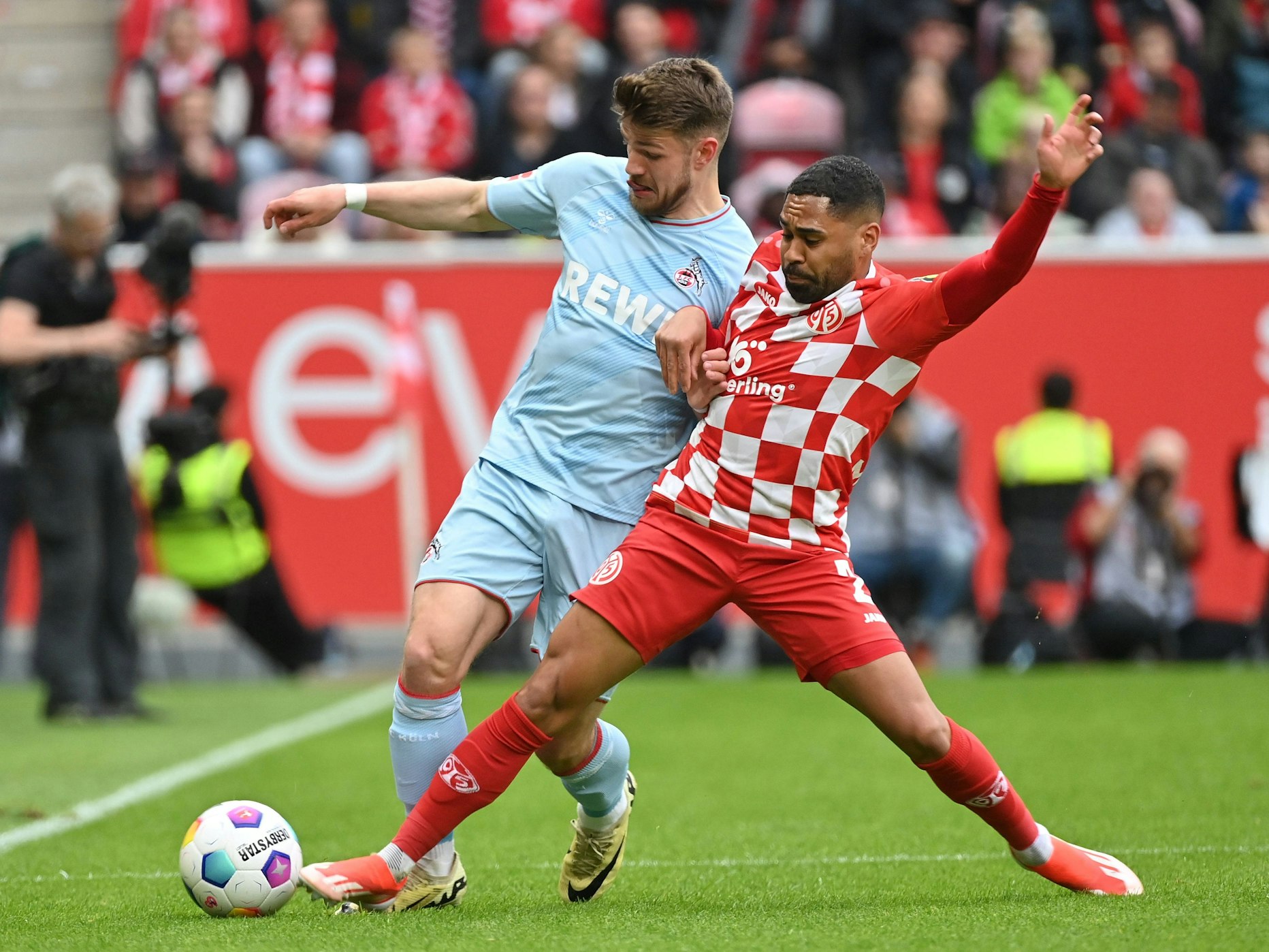 FC-Profi Jan Thielmann im Spiel gegen den 1. FSV Mainz 05 am Sonntag (28. April 2024) im Zweikampf mit Phillipp Mwene.