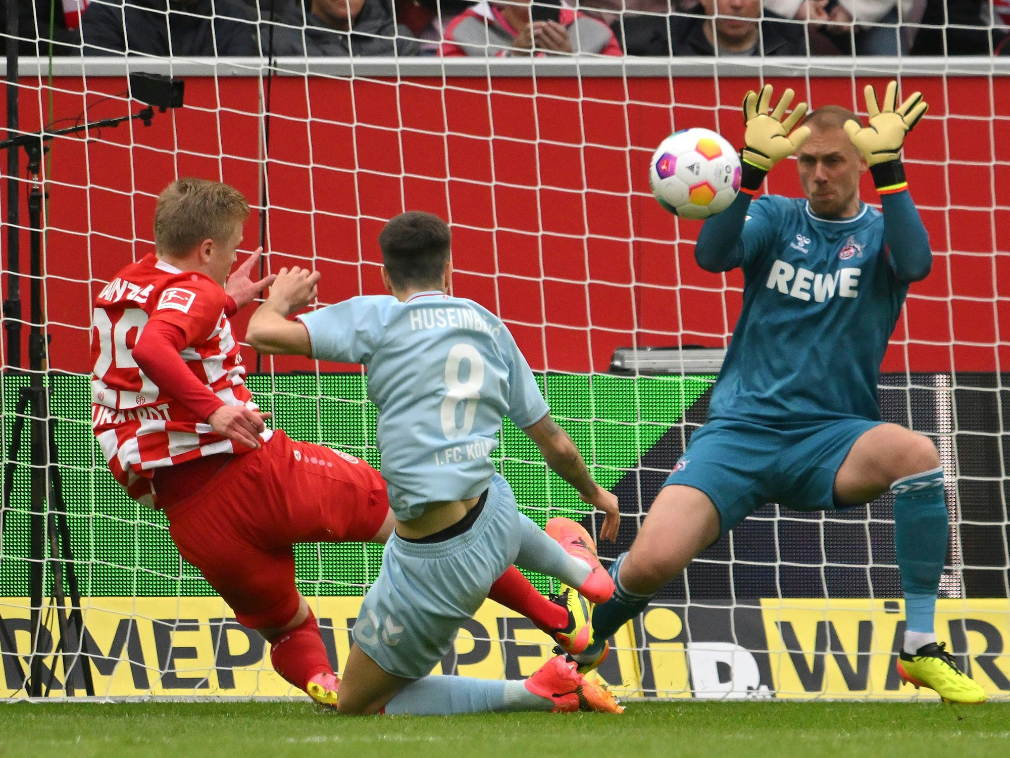 Der Mainzer Jonathan Burkhardt (l) schießt, Kölns Torwart Marvin Schwäbe (r) ist da.