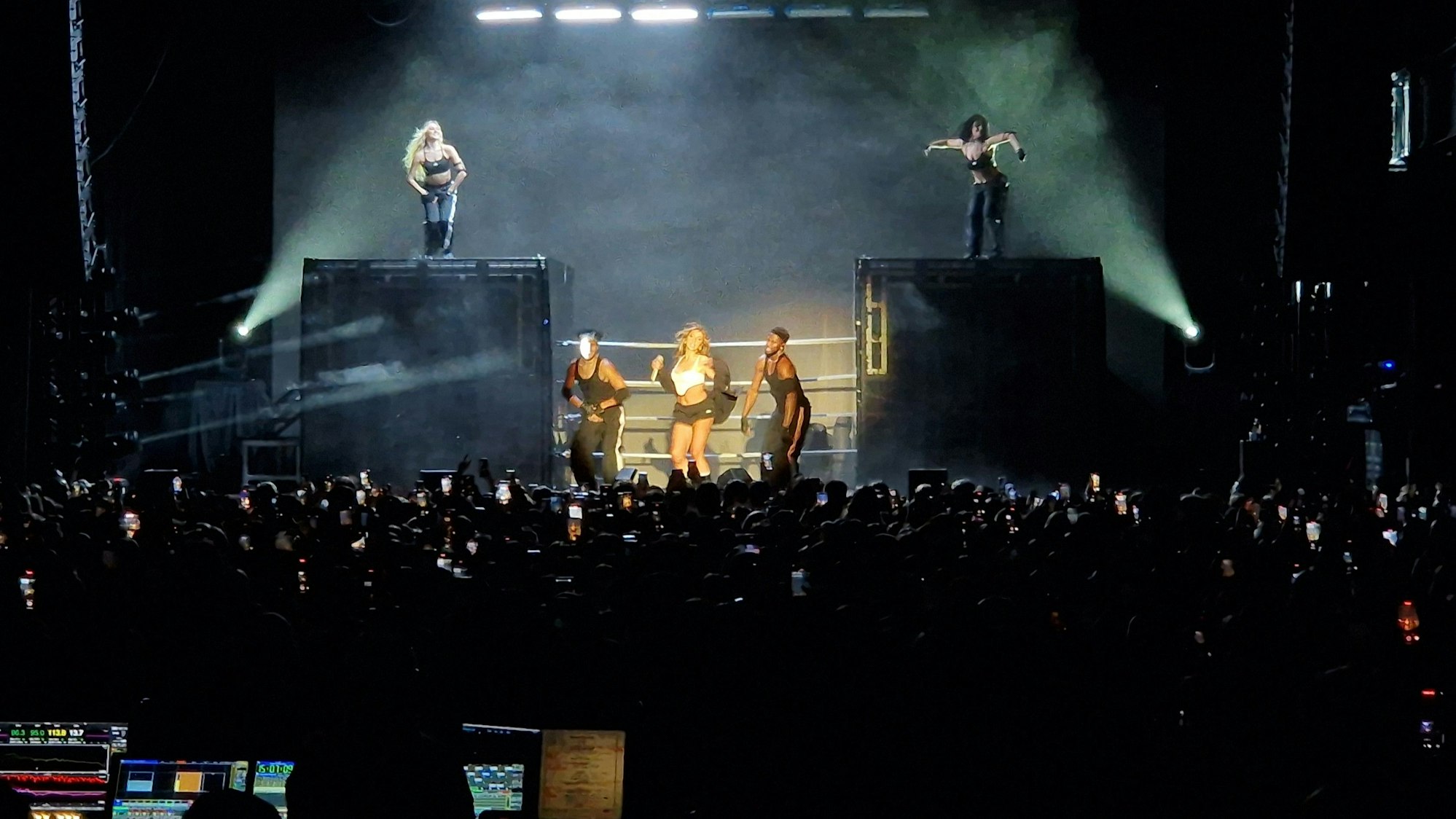 Tate McRae (M.) bei ihrem Konzert am 28. April 2024 im Kölner Palladium.