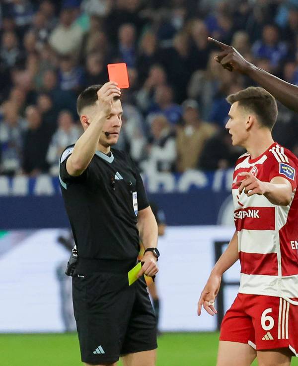 Schiedsrichter Harm Osmers zeigt Joshua Quarshie von Fortuna Düsseldorf die Gelb-Rote Karte. Auch im Bild: Yannik Engelhardt.