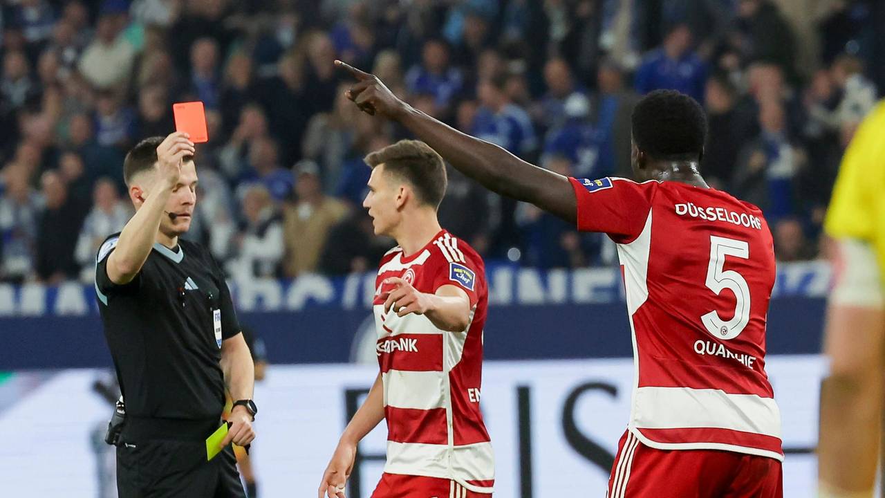 Schiedsrichter Harm Osmers zeigt Joshua Quarshie von Fortuna Düsseldorf die Gelb-Rote Karte. Auch im Bild: Yannik Engelhardt.