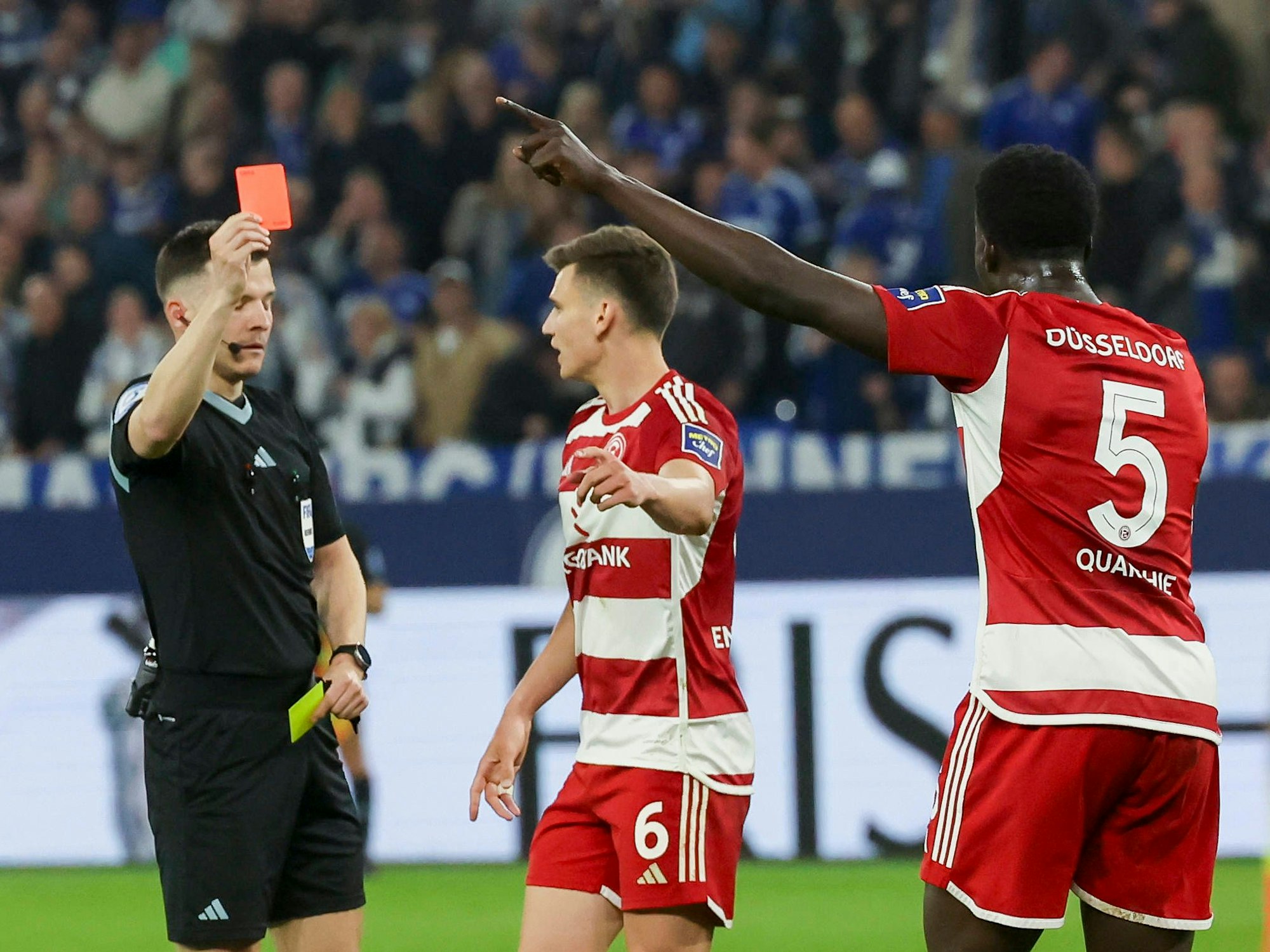 Schiedsrichter Harm Osmers zeigt Joshua Quarshie von Fortuna Düsseldorf die Gelb-Rote Karte. Auch im Bild: Yannik Engelhardt.