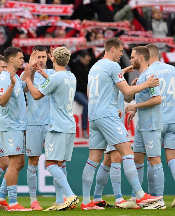 Die FC-Spieler klatschen vor dem Spiel in Mainz ab.