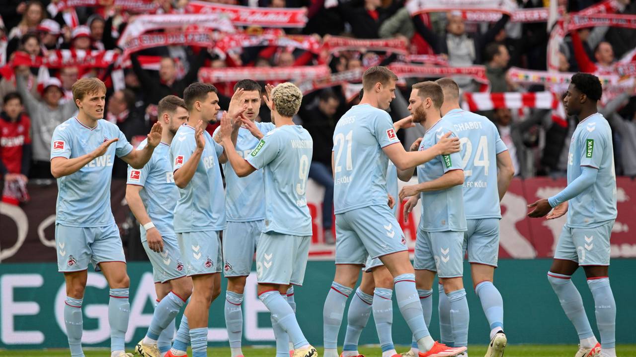 Die FC-Spieler klatschen vor dem Spiel in Mainz ab.