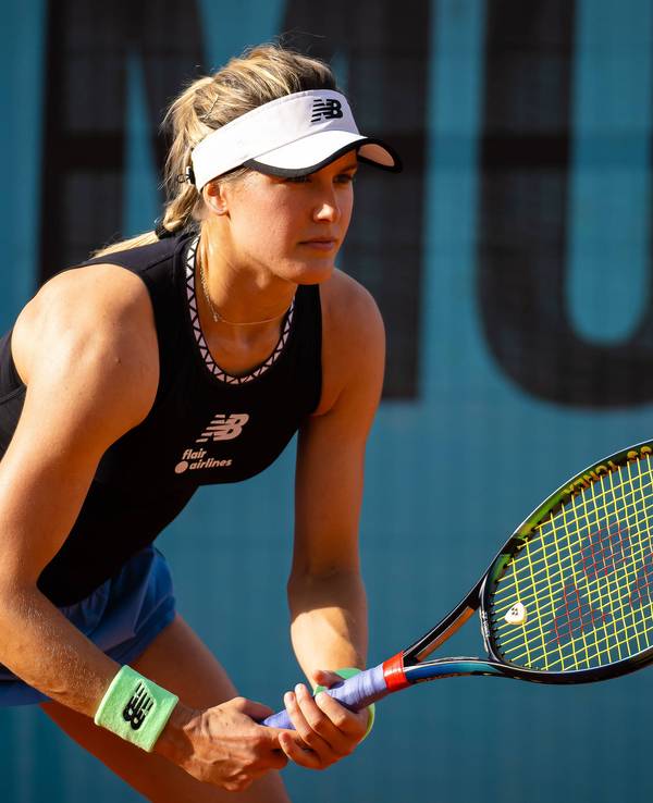 Eugenie Bouchard bereitet sich auf einen Return vor.