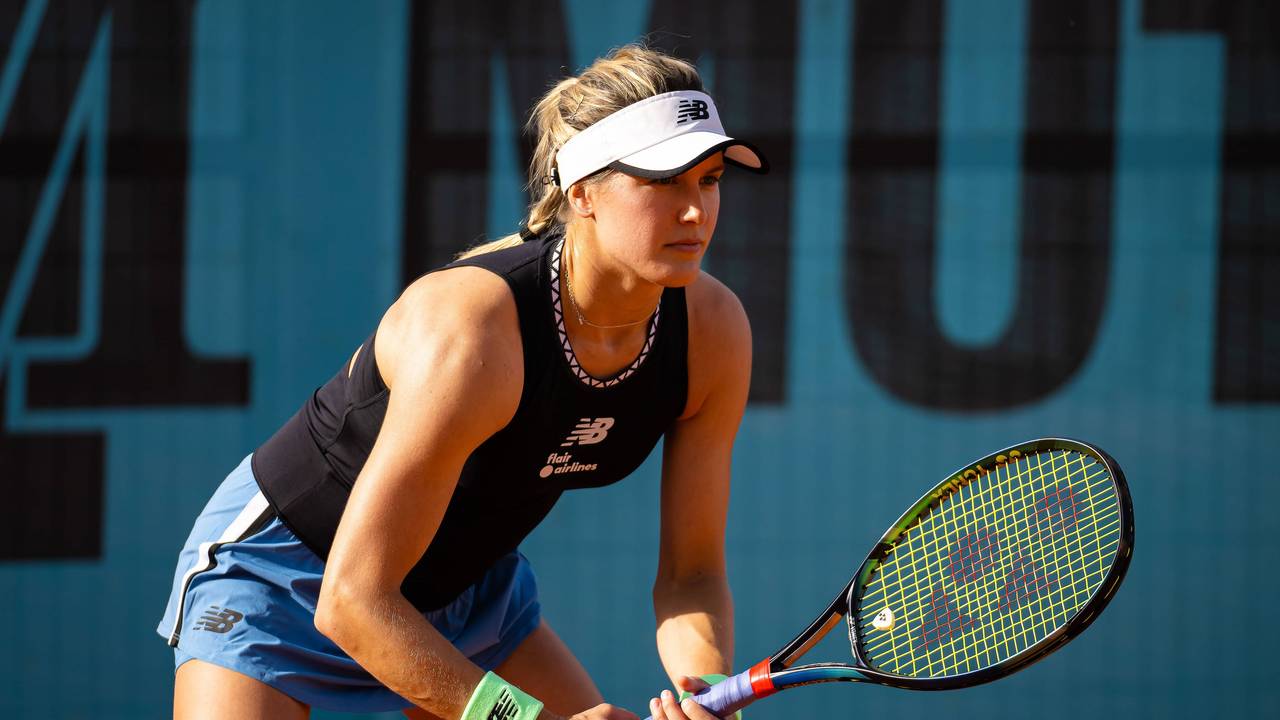 Eugenie Bouchard bereitet sich auf einen Return vor.